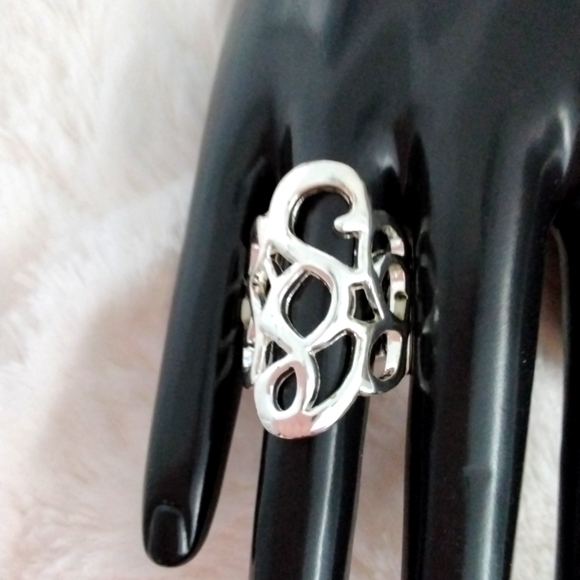 Statement ring in silvertone, size 8 adjustable - Picture 2 of 11